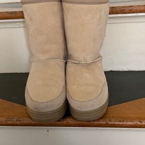 UGG Women's 7 Ultra Short Boots - EUC